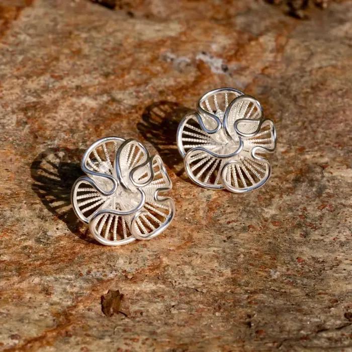 Boucles d'oreilles à fleurs creuses superposées couleur argent sur le bord de la jupe pour femmes, b