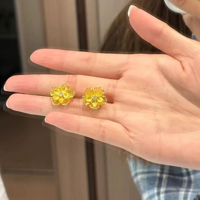 Boucles d'oreilles rétro à fleurs dorées pour femmes, design exquis et ajouré, bijoux fins Vintage d