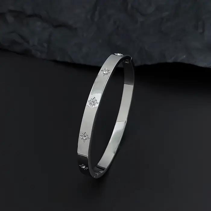 Bracelet en métal pour femme. Bracelet en zircon scintillant en forme d'étoile polaire fermée. Bijou