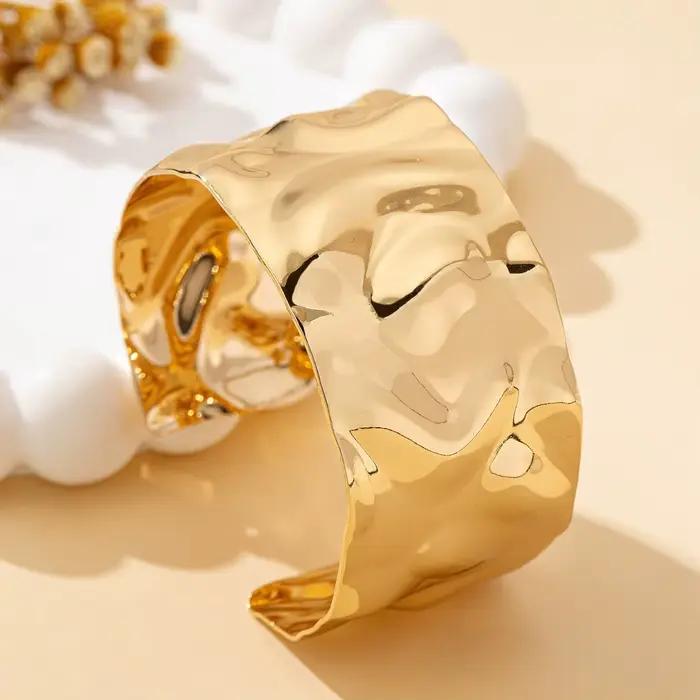 Bracelet ouvert pour femme, style bohème, avec texture martelée réglable, idéal pour le quotidien et