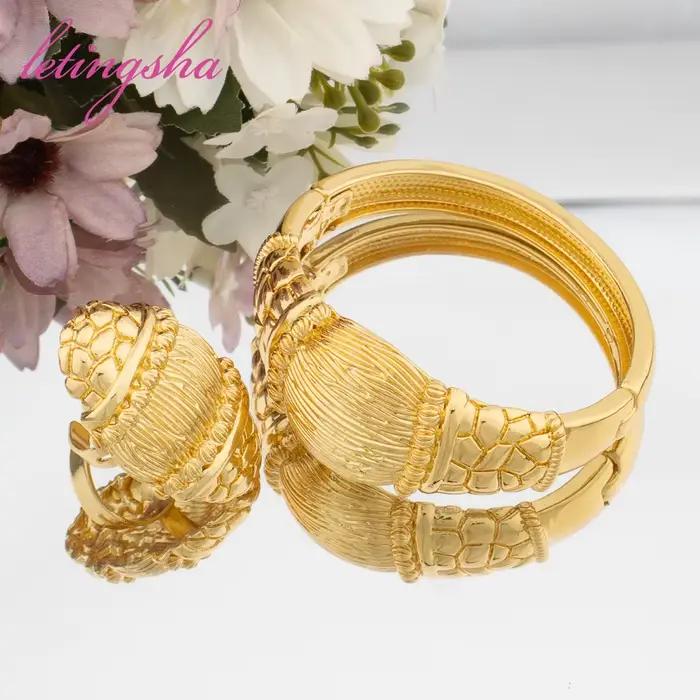 Ensemble de bijoux de conception brossée ronde de document d'or pour des femmes, bracelet de manchet