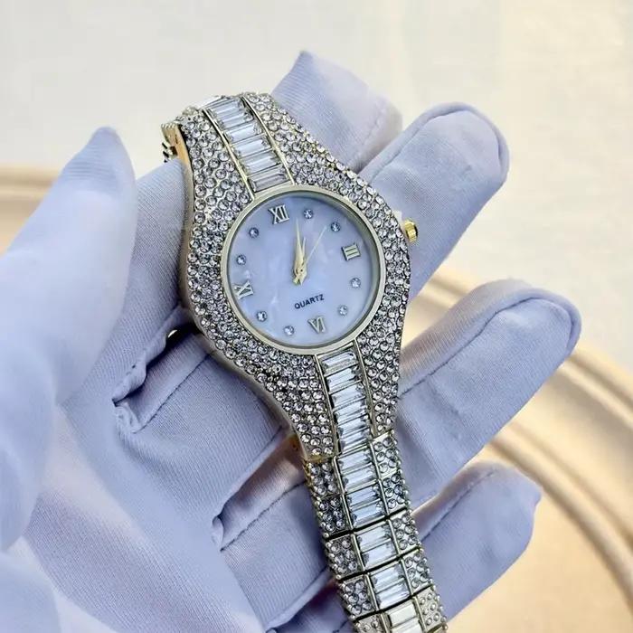 Montre-bracelet élégante et luxueuse entièrement sertie de diamants pour femmes