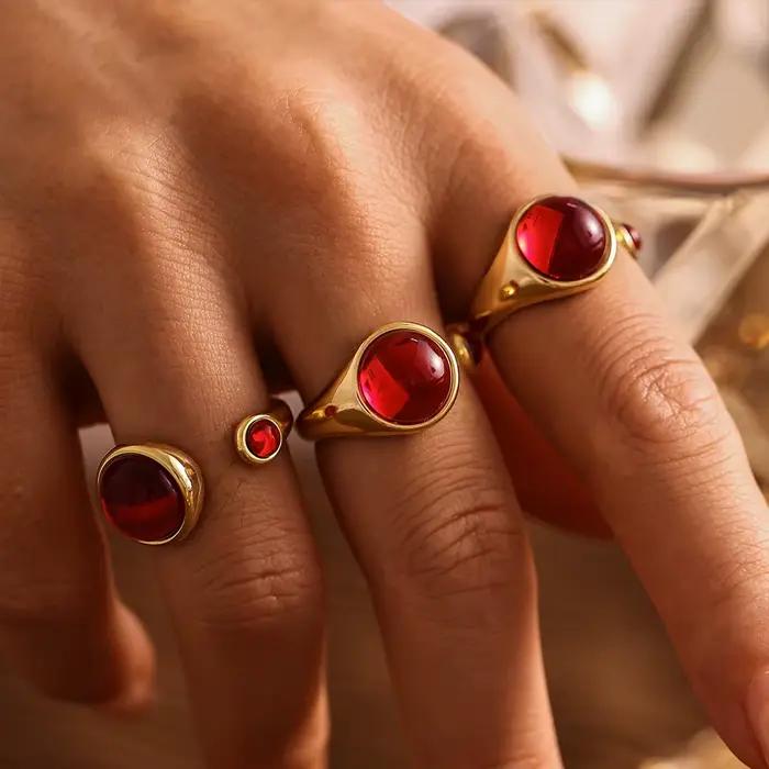 Bagues rondes en acier inoxydable plaqué or grenat rouge pour femme, breloque étanche, cadeau de bijoux de luxe, vente en gros