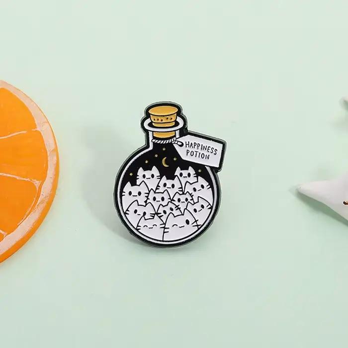 Broche en émail de Potion de bonheur de chat de dessin animé, broche en métal pour passionnés de chat, Badge de sac à dos à revers, bijoux amusants, cadeau pour enfants et amis