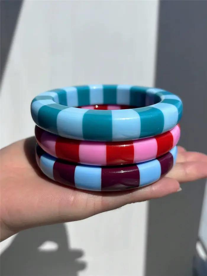 Bracelet en résine rayée à blocs de couleurs, minimaliste, chasse aux Dopamine, Palette de couleurs pour fille, breloque élégante, bijoux superposés pour femmes