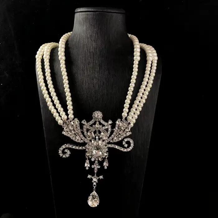 Ensemble de colliers superposés en perles de luxe avec pendentif broche aile de diamant