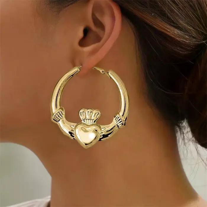 Boucles d'oreilles Love Crown, couleur or simple, haut de gamme, tendance populaire, vente chaude, accessoires de bijoux pour femmes, vacances, festival de musique