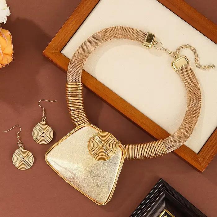 Ensemble de bijoux tendance pour femme : collier et boucles d'oreilles trapèze en résine et fil d'aluminium tressé, idéal pour les soirées