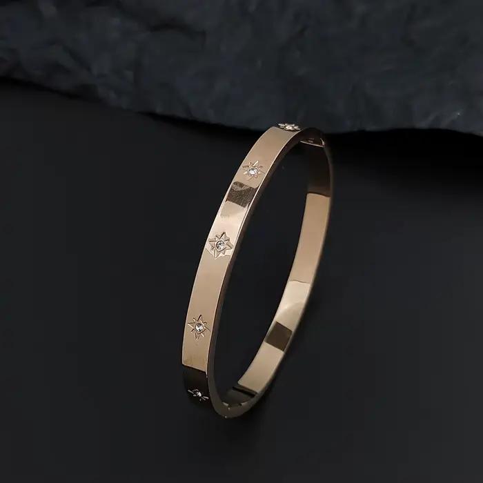Bracelet en métal pour femme. Bracelet en zircon scintillant en forme d'étoile polaire fermée. Bijoux de mariage élégants et tendance, adaptés à votre femme.