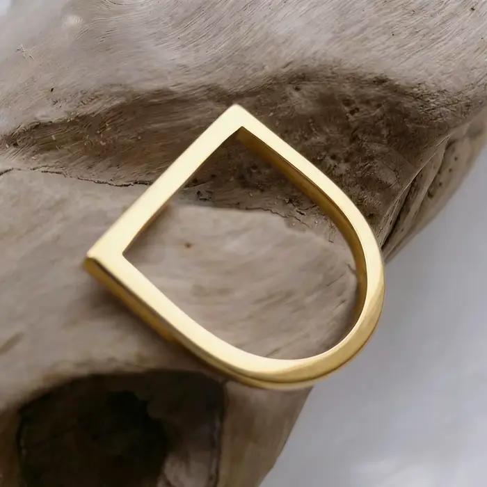 Bague fine en forme de D plaquée or pour femmes, en acier inoxydable de qualité supérieure, résistante à l'eau, minimaliste, élégante, idéale comme cadeau