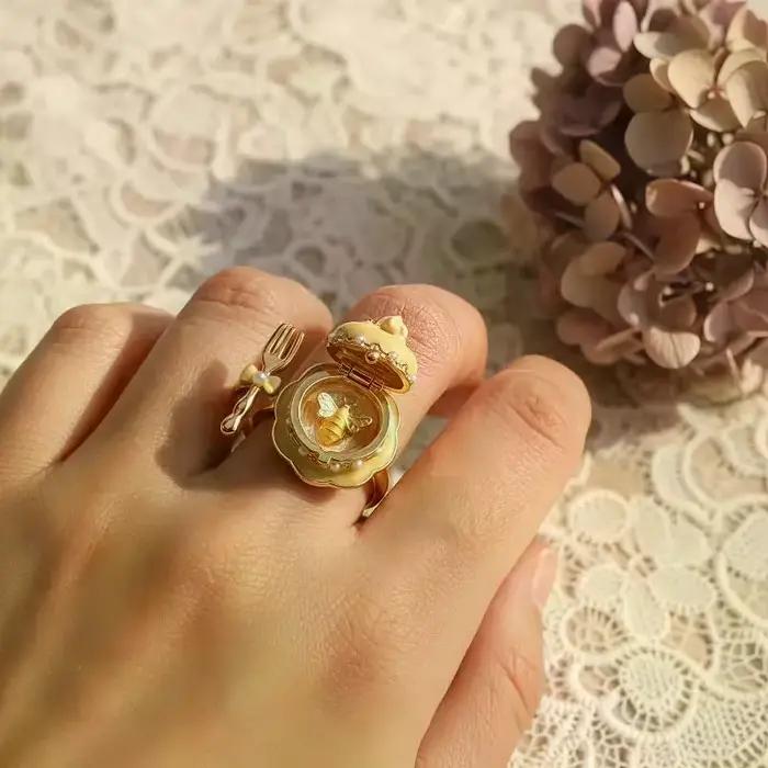 Collier pendentif mini boîte à gâteau mignonne avec anneau, émail fait main, pendentif dessert avec petite fourchette, bijoux esthétiques Kawaii pour femmes