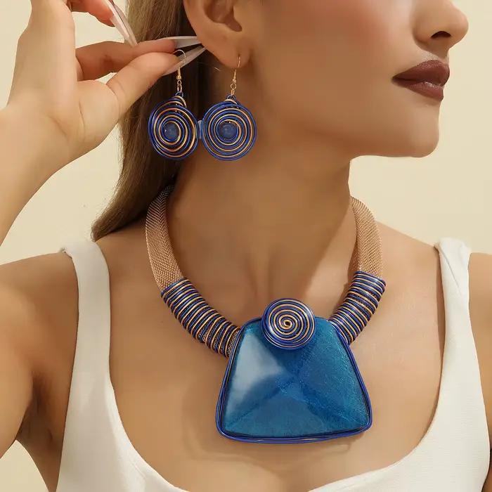 Ensemble de bijoux tendance pour femme : collier et boucles d'oreilles trapèze en résine et fil d'aluminium tressé, idéal pour les soirées