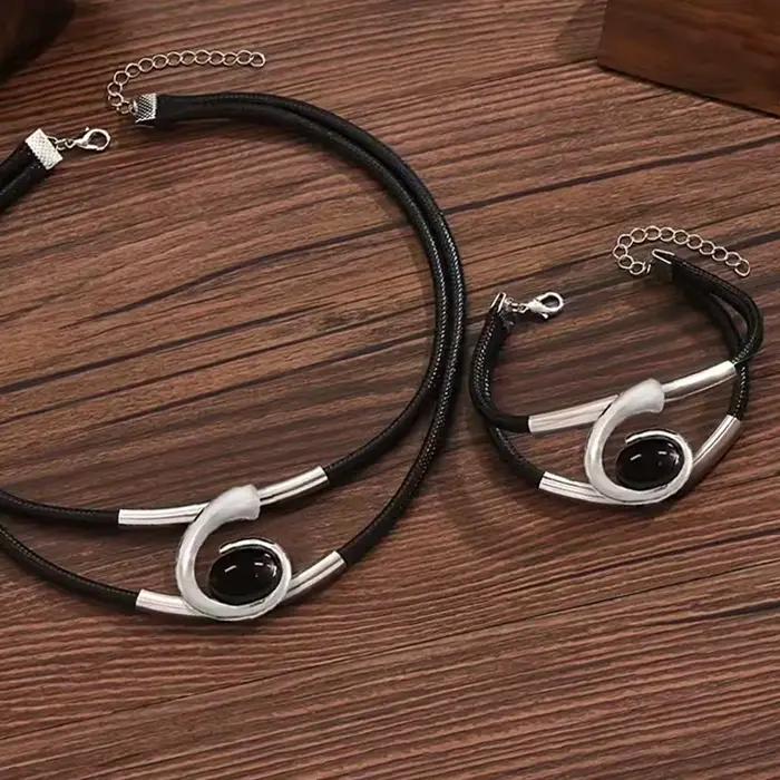 Ensemble de bijoux bohèmes en acrylique noir et zircon pour femmes, collier et bracelets assortis, bijoux tendance