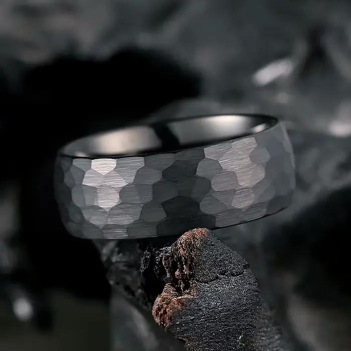 Bagues en titane multi-facettes martelées pour hommes et femmes, bague de Couple en acier inoxydable brossé noir, bijoux de fiançailles et de mariage