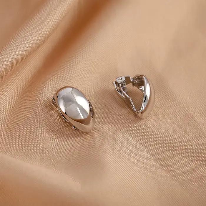 Boucles d'oreilles à Clip minimalistes en métal brillant ovale Vintage doré, Clips d'oreille mignons sans perçage pour femmes, bijoux cadeaux de fête