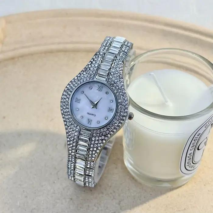 Montre-bracelet élégante et luxueuse entièrement sertie de diamants pour femmes
