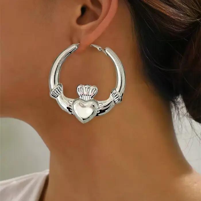 Boucles d'oreilles Love Crown, couleur or simple, haut de gamme, tendance populaire, vente chaude, accessoires de bijoux pour femmes, vacances, festival de musique