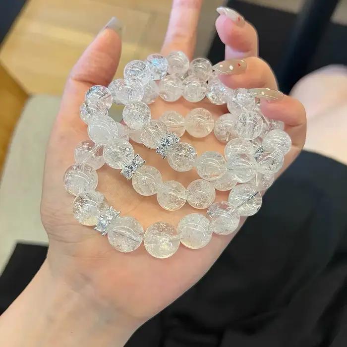 Un bracelet éblouissant en cristal de glace pilée blanc, au design artisanal unique, clair et étincelant