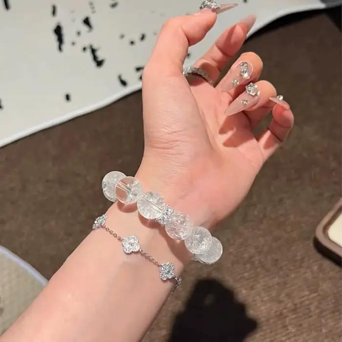 Un bracelet éblouissant en cristal de glace pilée blanc, au design artisanal unique, clair et étincelant