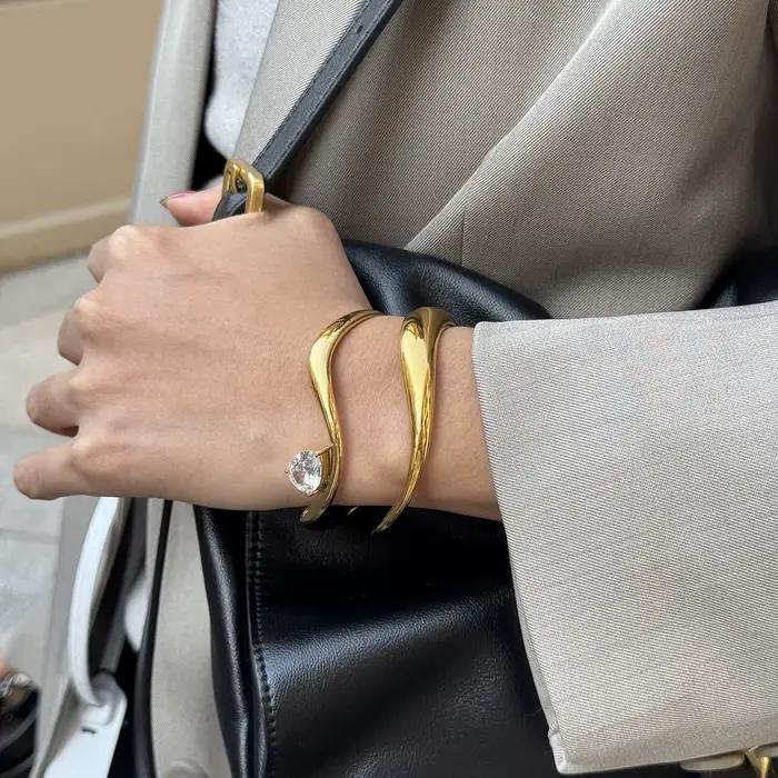 Uworld classique 18K plaqué or couleur goutte d'eau blanc Zircon vague ouverture Bracelet femmes étanche en acier inoxydable Bracelets