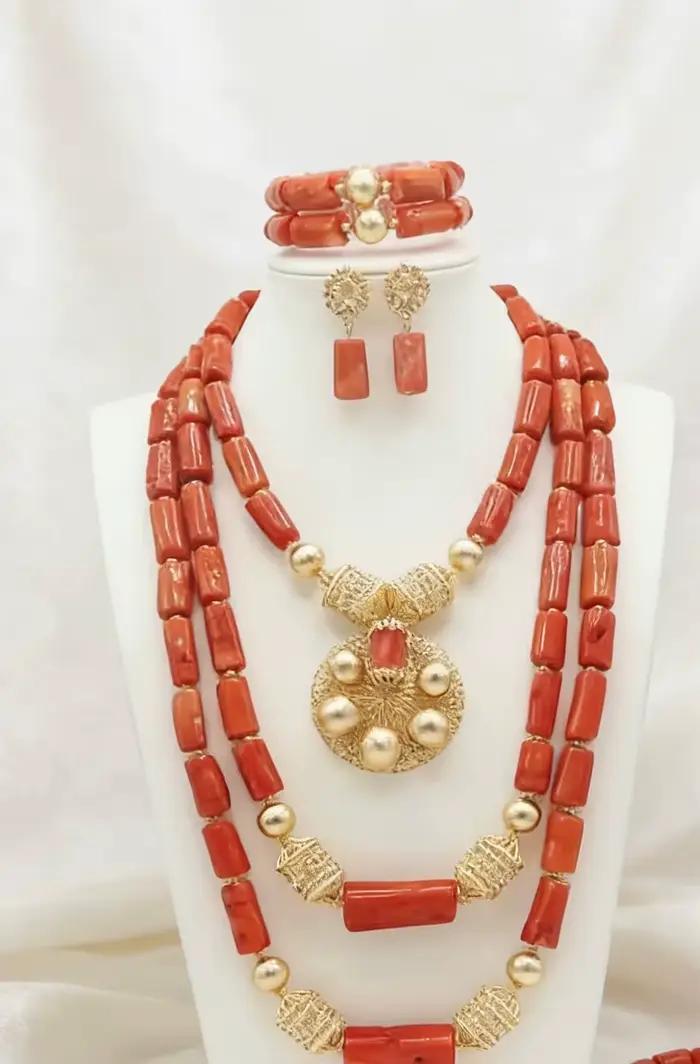 Ensemble de bijoux en grandes perles de corail, mode nigériane