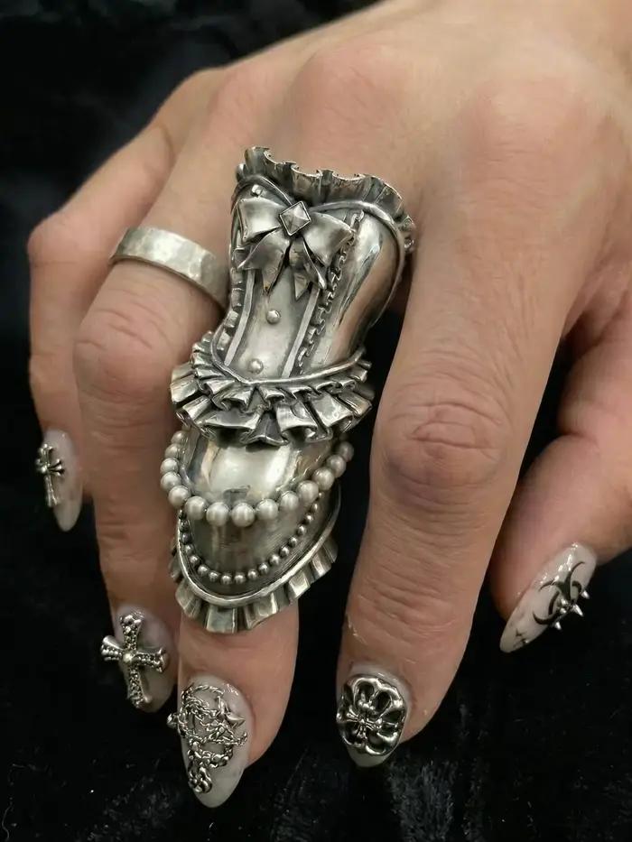 Nouvelle tendance 2026 : Bague de doigt polyvalente, haut de gamme, unique, de niche, au design rétro vintage, effet délavé, style 'Dark Sweet Cool', avec motif 'Armor Ring' et 'Waist Skirt'.