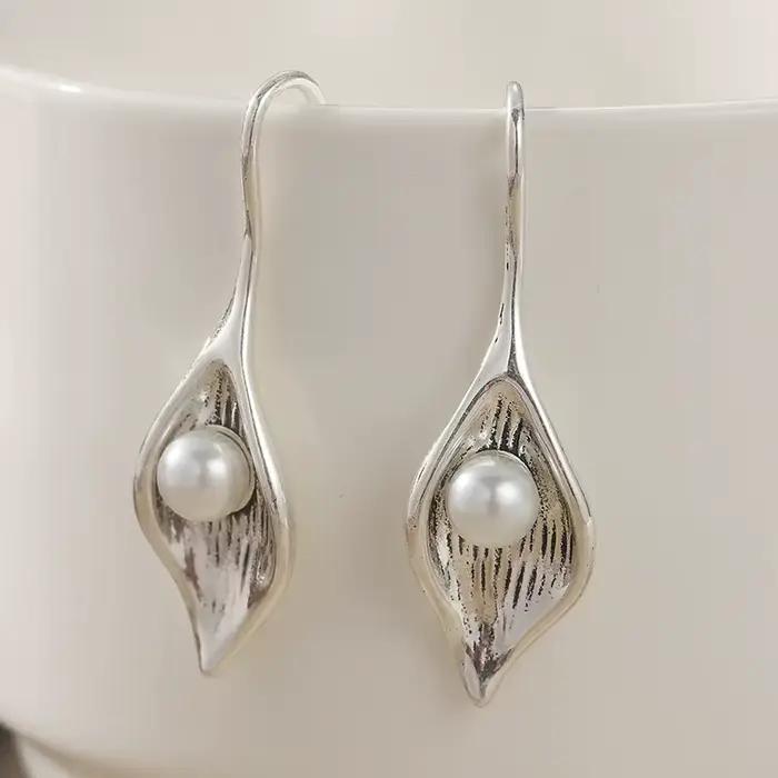 Boucles d'oreilles pendantes en feuille dorée avec imitation perle, style bohème chic, pour femmes, élégantes, luxueuses, pour banquets, anniversaires, accessoires de bijoux