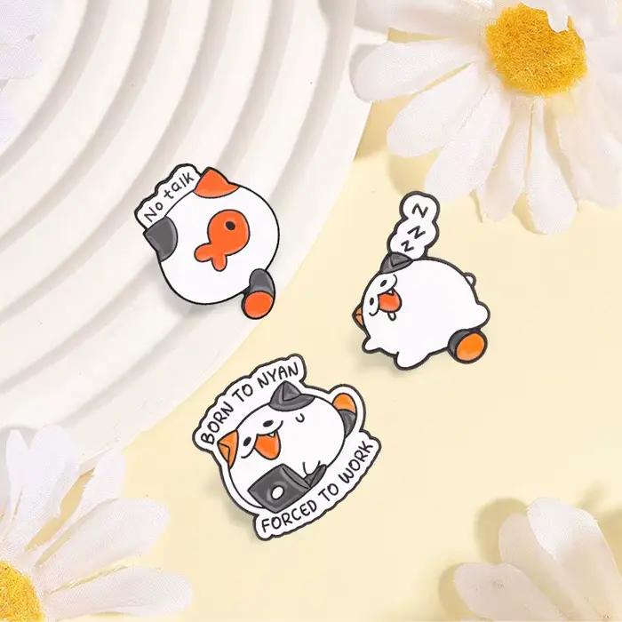 Broches en émail Chonky Cats, broches chaton paresseux Kawaii, badge de revers 'Born to Nyan Forced To Work', bijoux, cadeau pour enfants et amis