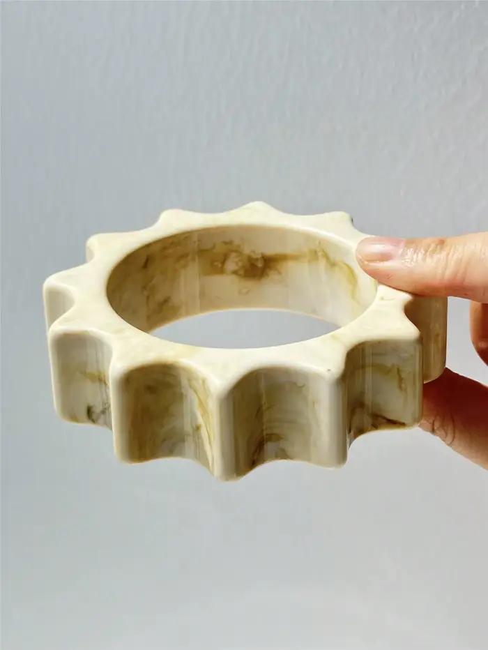 Nouvelle Collection automne/hiver: Bracelet en résine irrégulière géométrique blanc cassé, accessoire de bijoux à la mode pour femmes à large bande épaisse