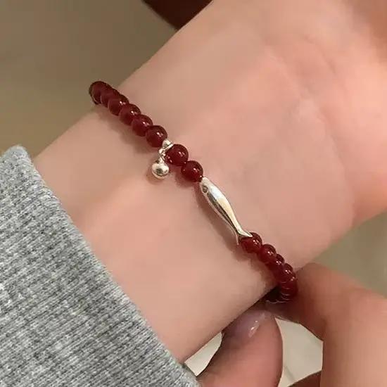 Bracelets en perles d'agate rouge couleur argent avec breloque poisson pour femmes, bijoux fantaisie animaux mignons, accessoires de luxe légers