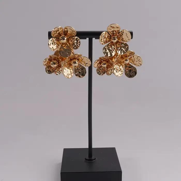 Boucles d'oreilles à fleurs dorées texturées opulentes, accessoire rétro audacieux pour robes formel