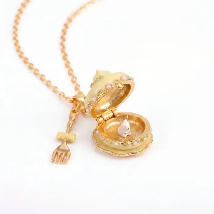 Collier pendentif mini boîte à gâteau mignonne avec anneau, émail fait main, dessert, petite fourche