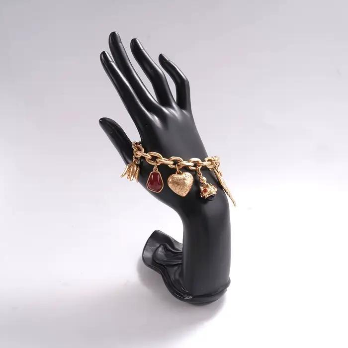 Bracelet fantaisie aux accents rouges, accessoire élégant à motifs variés, idéal pour les tenues déc