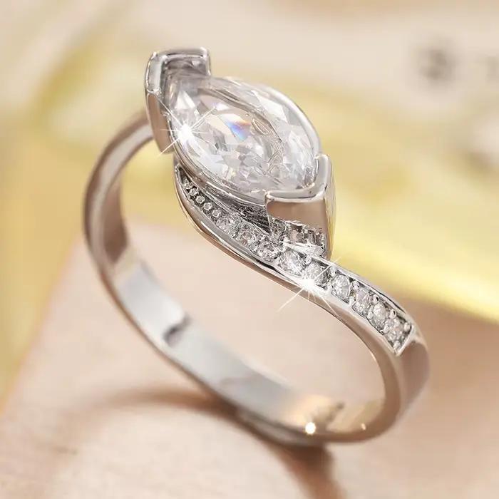 Magnifique bague pour femme incrustée de CZ blanc, couleur or tendance, géométrique, à porter au quotidien, bijoux de fête, cadeau d'anniversaire