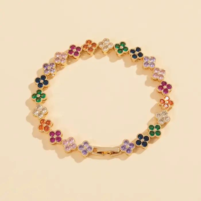 Un bracelet porte-bonheur coloré à fleurs à quatre feuilles incrusté de zircon, style petit parfum luxueux et haut de gamme, polyvalent pour les femmes