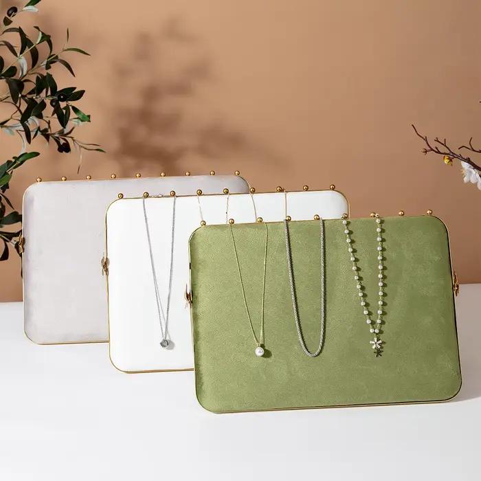 Porte-bijoux vert à coussin doux avec base en métal pour décoration intérieure et présentation commerciale polyvalente occasions spéciales