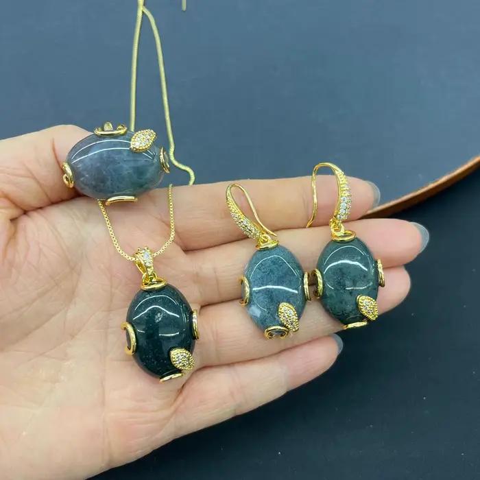Ensemble de trois pièces en pierre naturelle, style luxe léger, bague incrustée plaquée or, boucles d'oreilles, collier, ensemble de bijoux tendance pour femmes