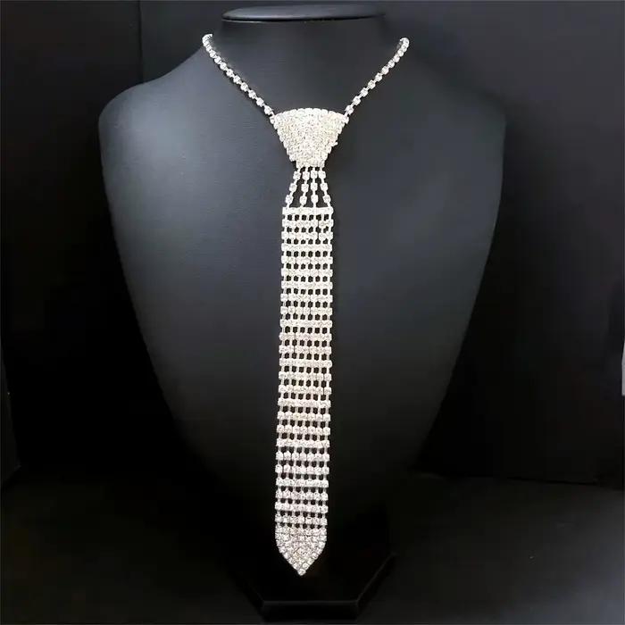Collier élégant avec nœud papillon en cristal pour femmes, long collier en strass brillant et à la mode, accessoires de bijoux de mariage