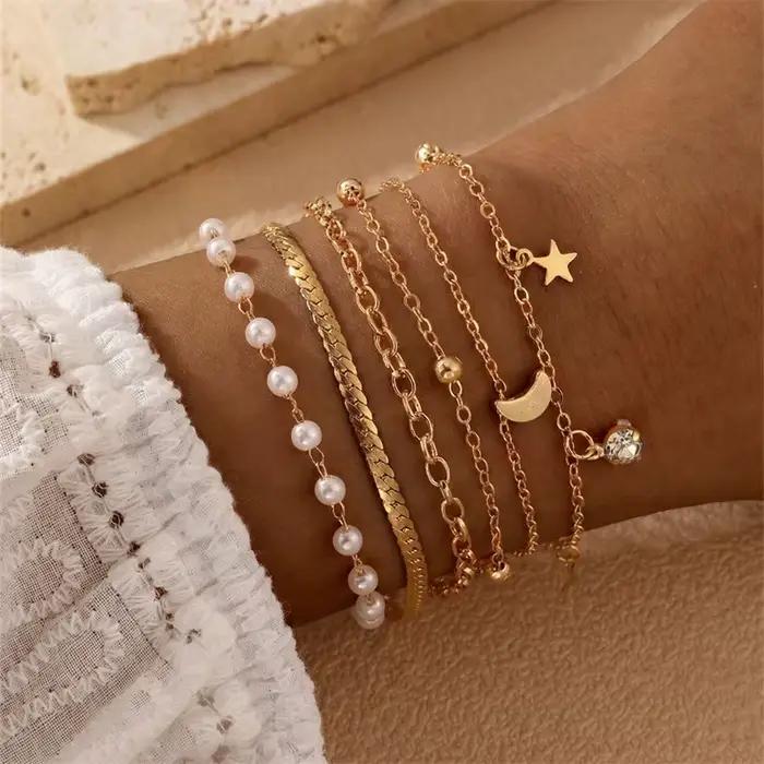Lot de 6 bracelets déstructurés en perles et chaîne – Une touche créative sur le luxe classique, conçus pour une superposition artistique.