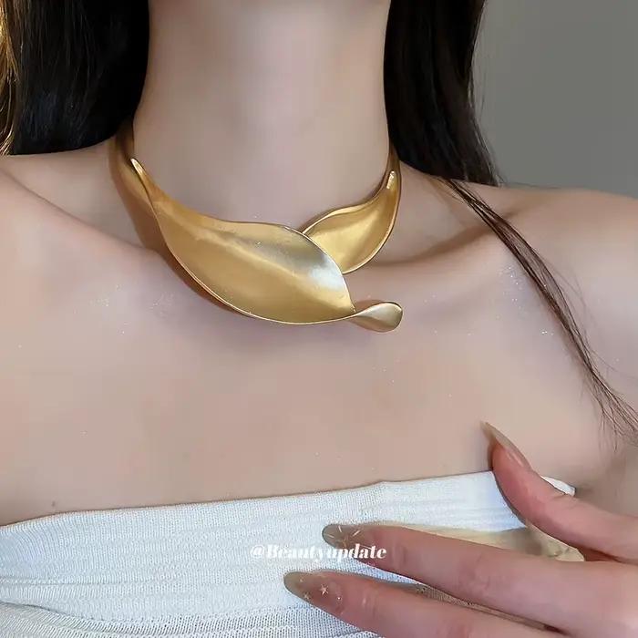 Collier en métal mat à motif floral, design personnalisé, luxe léger, bijoux de mode haut de gamme