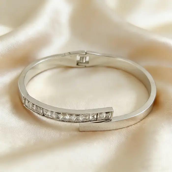 Bracelet ajustable à design croisé avec accents en acier inoxydable et zircon pour un style simple et élégant