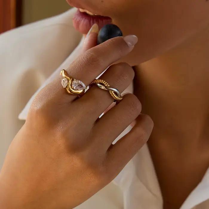 Bague en acier inoxydable plaquée or 18 carats avec zirconium incrusté, design double goutte d'eau, bijou pour femmes occasions spéciales et quotidienne