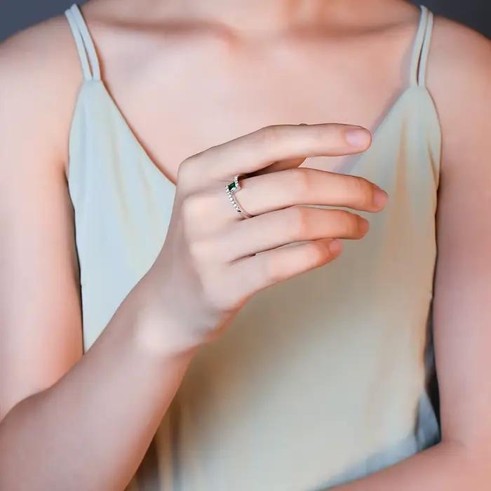 Charmant minimaliste 1.0 Carat créé bague émeraude pierre précieuse 925 en argent Sterling pour les femmes bague de fiançailles bijoux fins en gros