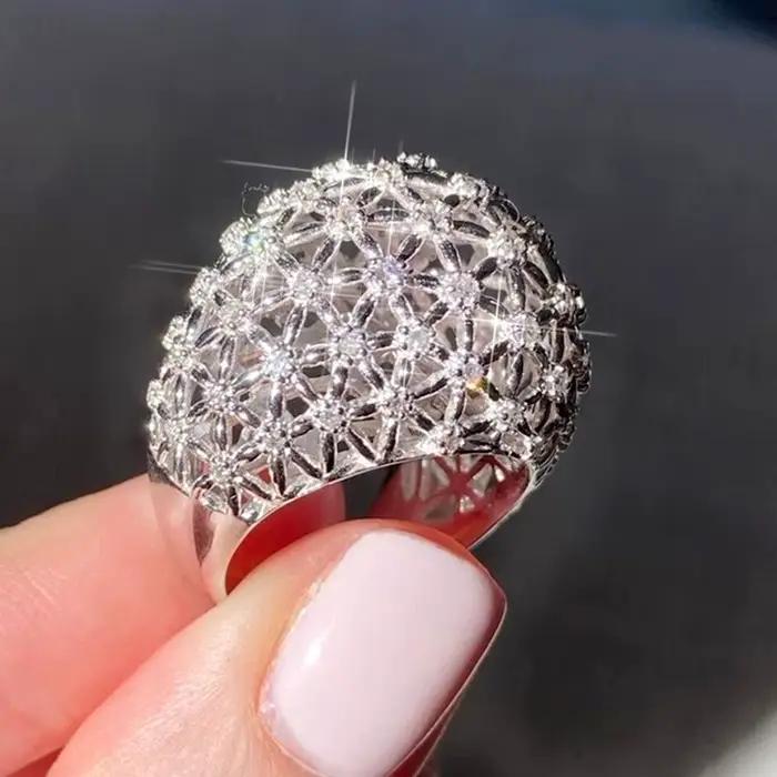 Huitan – magnifique bague de haute qualité pour femmes, bijoux de fête avec zircone brillante, accessoires d'anniversaire de luxe pour dames nobles