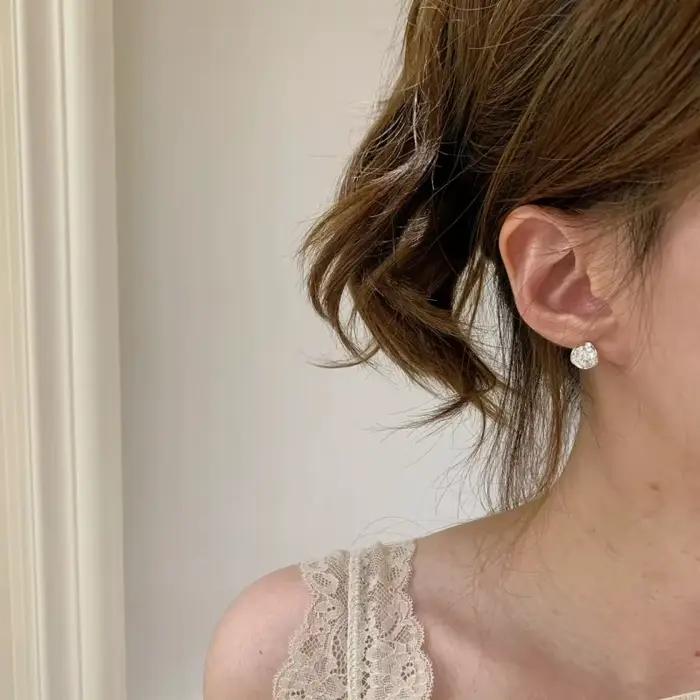 Boucles d'oreilles simples et éblouissantes en zircone de 2 carats, adaptées aux femmes. Avec un style luxueux et un haut de gamme, cette collection est de qualité supérieure.