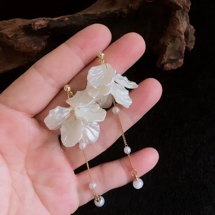 Boucles d'oreilles pendantes pour femmes, tempérament exquis, fleur éternelle, pétales blancs, perles, longs glands, breloque de mariage, bijoux cadeaux