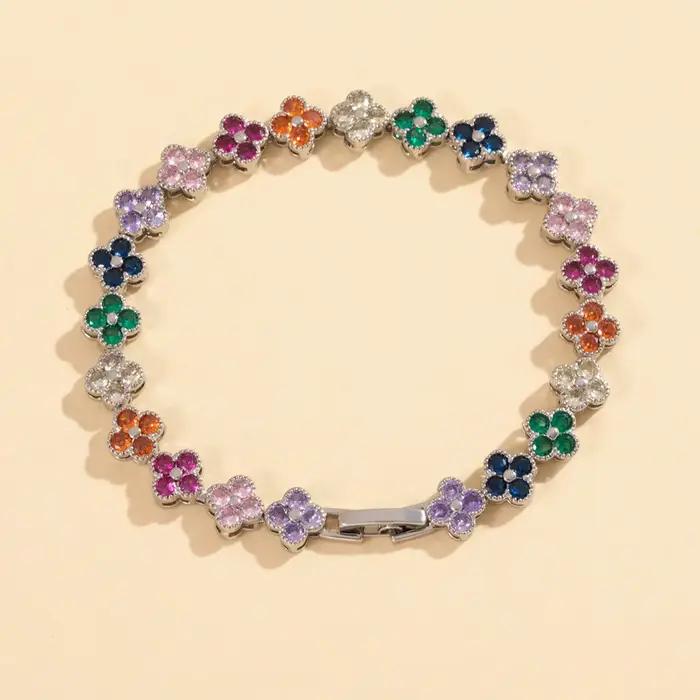 Un bracelet porte-bonheur coloré à fleurs à quatre feuilles incrusté de zircon, style petit parfum luxueux et haut de gamme, polyvalent pour les femmes