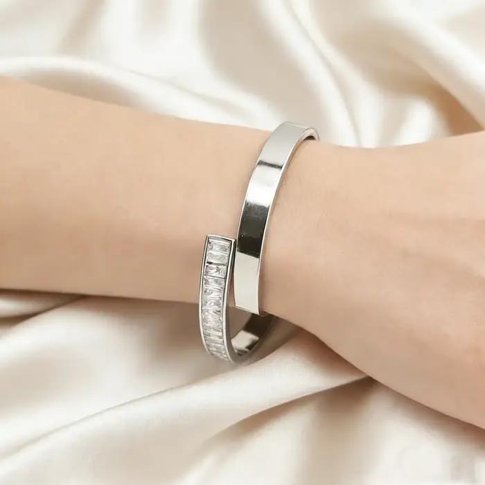 Bracelet ajustable à design croisé avec accents en acier inoxydable et zircon pour un style simple et élégant