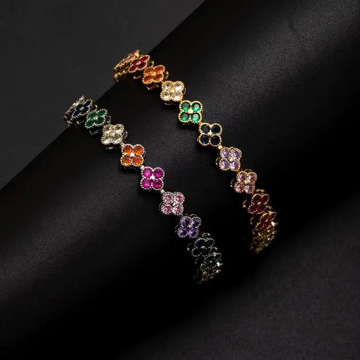 Un bracelet porte-bonheur coloré à fleurs à quatre feuilles incrusté de zircon, style petit parfum luxueux et haut de gamme, polyvalent pour les femmes