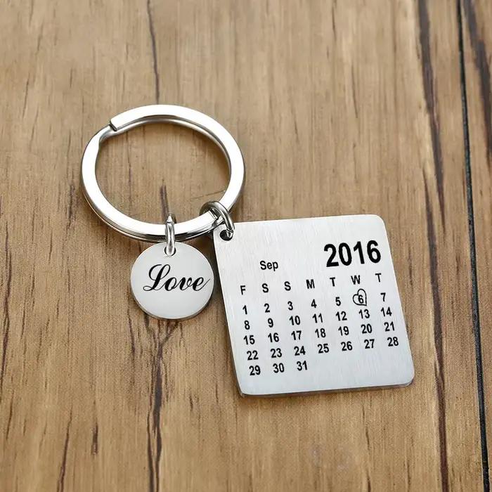 Porte-clés personnalisé en acier inoxydable, calendrier personnalisé, gravure de date spéciale, breloque pour les travailleurs de mariage d'anniversaire, cadeau porte-clés